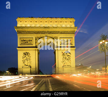 Arc de Triomphe in Paris in der Abenddämmerung, Paris, Frankreich Stockfoto