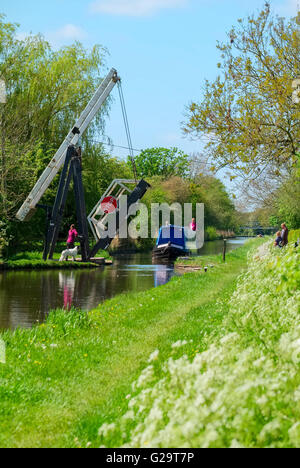 Kanalboot Unterquerung Morris Brücke am Llangollen Kanal bei Whixall Moss, Shropshire, England, UK Stockfoto