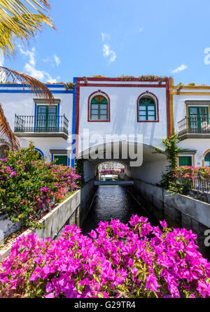 Schönen lila Bougainvillea Blumen schmücken die vor einem Haus in Puerto de Mogan auf Gran Canaria. Stockfoto