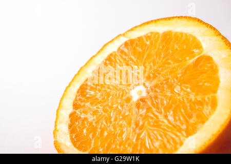 Abschnitt von Orange isoliert auf weiss. Horizontale Komposition. Vorderansicht Stockfoto
