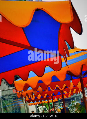 Farbenfrohe Sonnenschirme in einem Restaurant im Freien, NYC, USA Stockfoto