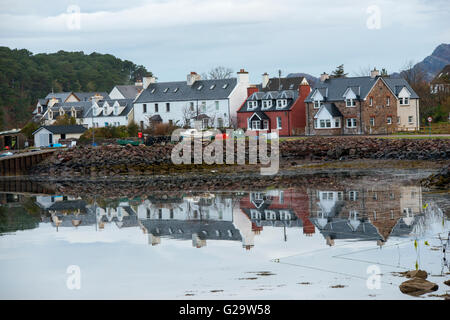 Cottages im Dorf Shieldaig spiegelt sich in Loch Shieldaig, Wester Ross Schottland UK Stockfoto