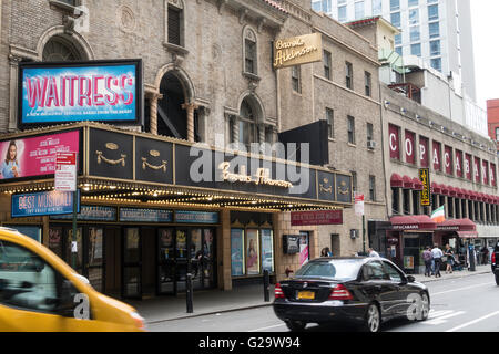 'Kellnerin' Festzelt an der Brooks Atkinson Theatre in Tmes Square, New York City, USA Stockfoto