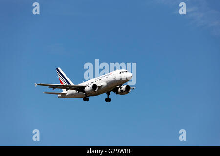 AirFrance Airbus A318, bei der Landung Ansatz, Franz-Josef-Strauss-Flughafen, München, Oberbayern, Deutschland, Europa. Stockfoto