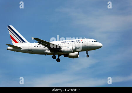 AirFrance Airbus A318, bei der Landung Ansatz, Franz-Josef-Strauss-Flughafen, München, Oberbayern, Deutschland, Europa. Stockfoto