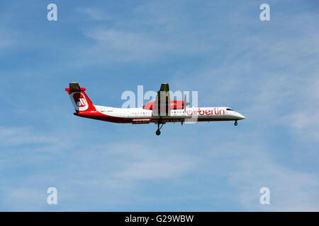 Air Berlin Bombardier Passagierflugzeug auf der Zielseite Ansatz nach Franz-Josef-Strauß-Flughafen, München, Oberbayern, Deutschland, Stockfoto