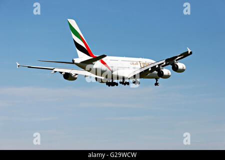 Emirates Airbus A380-800-Passagierflugzeug von hinten gesehen, bei der Landung Ansatz, Franz-Josef-Strauß-Flughafen bei München Stockfoto