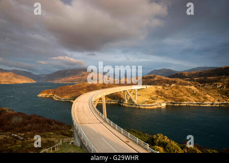 Am Nachmittag Licht auf die Kylesku-Brücke, Loch über eine "Chàirn in Sutherland Schottland, Vereinigtes Königreich Stockfoto