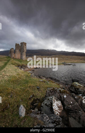 Launisch Morgenlicht im Ardvreck Castle am Loch Assynt in Suthlerland Schottland, Vereinigtes Königreich Stockfoto