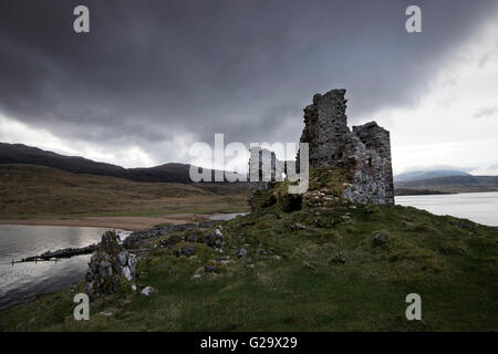 Launisch Morgenlicht im Ardvreck Castle am Loch Assynt in Suthlerland Schottland, Vereinigtes Königreich Stockfoto