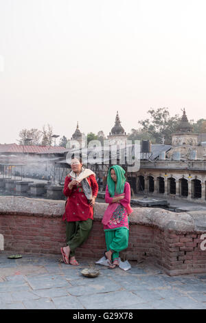 Einheimische Frauen in Pashupatinath Tempel, einen Heiligen Hindu-Tempel, Kathmandu, Nepal Stockfoto