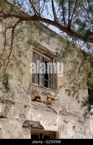 Fenster in einer alten Ruine in Griechenland Stockfoto