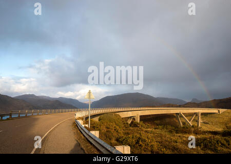 Stürmischen Nachmittag leichter und ein Regenbogen am Kylesku Brücke, Loch ein "Chàirn in Sutherland Schottland, Vereinigtes Königreich Stockfoto