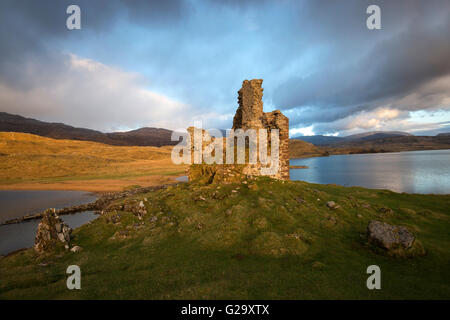 Dämmerung im Ardvreck Castle on Loch Assynt in Sutherland Schottland, Vereinigtes Königreich Stockfoto