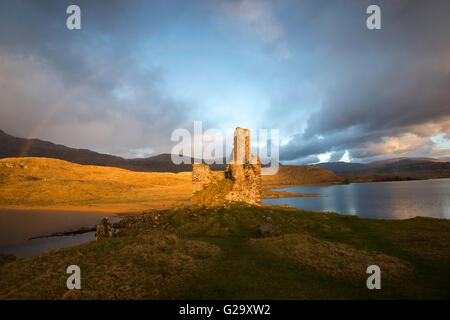 Abenddämmerung Regenbogen am Ardvreck Castle am Loch Assynt in Sutherland Schottland, Vereinigtes Königreich Stockfoto