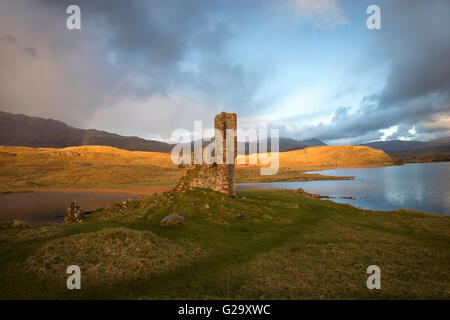 Abenddämmerung Regenbogen am Ardvreck Castle am Loch Assynt in Sutherland Schottland, Vereinigtes Königreich Stockfoto