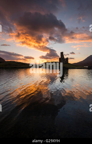 Sonnenuntergang am Ardvreck Castle am Loch Assynt in Sutherland Schottland, Vereinigtes Königreich Stockfoto