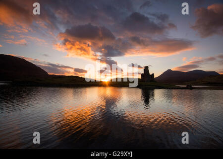 Sonnenuntergang am Ardvreck Castle am Loch Assynt in Sutherland Schottland, Vereinigtes Königreich Stockfoto