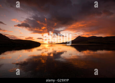 Dramatischen Sonnenuntergang Reflexionen über Loch Assynt in Sutherland Schottland, Vereinigtes Königreich Stockfoto