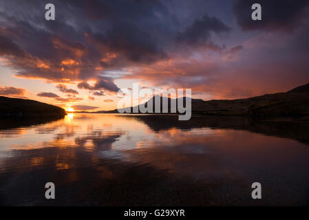 Dramatischen Sonnenuntergang Reflexionen über Loch Assynt in Sutherland Schottland, Vereinigtes Königreich Stockfoto