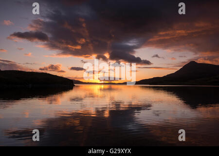 Dramatischen Sonnenuntergang Reflexionen über Loch Assynt in Sutherland Schottland, Vereinigtes Königreich Stockfoto