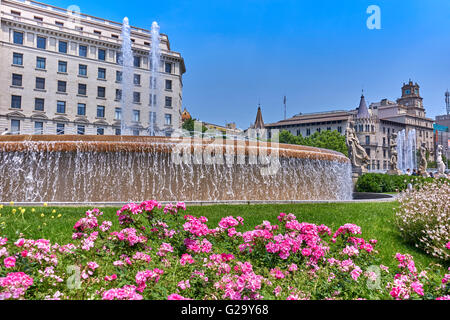 Plaça de Catalunya ist ein großer Platz im Zentrum von Barcelona Stockfoto