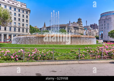 Plaça de Catalunya ist ein großer Platz im Zentrum von Barcelona Stockfoto