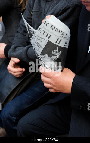 GROSSBRITANNIEN, England, London, Fisch und Chips in Papiertüte der Zeitung The Daily mit Bild von Königin Elizabeth II mit Krone eingewickelt Stockfoto