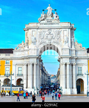 Menschen zu Fuß am Rua Augusta Arch auf Commerce Square - Sehenswürdigkeit in Lissabon. Stockfoto