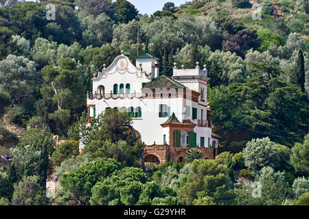 Der Park Güell ist ein öffentlicher Park bestehend aus Gärten und architektonischen Elementen befindet sich auf dem Carmel Hill in Barcelona Spanien Stockfoto