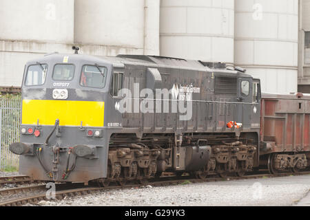 Irish Rail/Iarnród Éireann 071 Klasse Lok bereit, mit Erz Wagen in Dublin Docks, Irland zu verlassen. Stockfoto