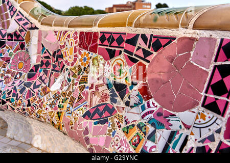 Der Park Güell ist ein öffentlicher Park bestehend aus Gärten und architektonischen Elementen befindet sich auf dem Carmel Hill in Barcelona Spanien Stockfoto