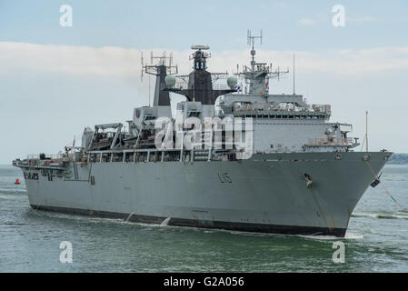 Die britische Royal Navy Angriff Schiff, HMS Bulwark (L15), am Portsmouth, Großbritannien am 25. Mai 2016 eintreffen. Stockfoto