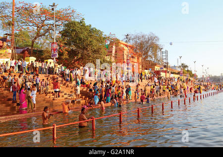 Hindu-Pilger nehmen heiliges Bad, Kumbh Mela, Ujjain, Madhya Pradesh, Indien - 2016 Stockfoto