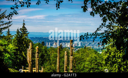 Das bezaubernde Panorama der Stadt Burnaby aus Burnaby Mountain in British Columbia, Kanada Stockfoto