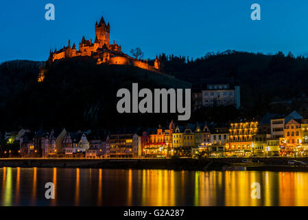 Cochem an der Mosel in Deutschland in der Nacht mit Lichtern und einer großen Burg Cochem. Stockfoto