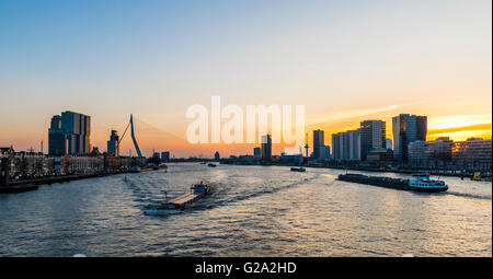 Rotterdam-Abend leichte Nieuwe Maas und Erasmusbrücke. Stockfoto