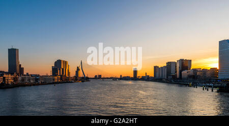 Rotterdam-Abend leichte Nieuwe Maas und Erasmusbrücke. Stockfoto