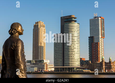 Wilhelminapier in Rotterdam mit Wolkenkratzern, Büros, Erasmusbrücke und Hotel New York. Stockfoto