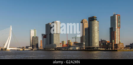 Wilhelminapier in Rotterdam mit Wolkenkratzern, Büros, Erasmusbrücke und Hotel New York. Stockfoto