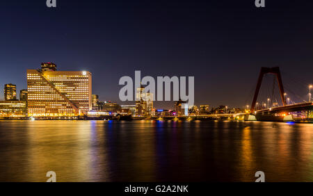 Wilhelminapier in Rotterdam gesehen von der Westerkade mit Nieuwe Maas und Erasmusbrücke. Stockfoto