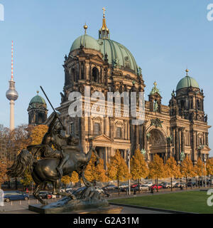 Berliner Dom, Kathedrale, Alex Fernsehturm, Statue des Reiters, Herbst, Berlin Stockfoto