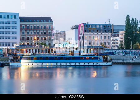 Floating Lounge und Herberge am Fluss Spree, in der Nähe von Oberbaum Brücke, East Side Hotel, Friedrichsshain, Kreuzberg, Berlin Stockfoto