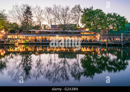 Clubs an der Spree-Kanal, Freischwimmer, Strand Bar, Kreuzberg, Berlin Stockfoto