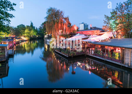 Clubs am Spree-Kanal, Freischwimmer, Club der Musik, Strandbar, Kreuzberg, Berlin Stockfoto