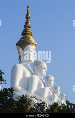 Weiße Buddha-Statue mit blauem Himmel in Thailand Tempel. Stockfoto