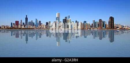 Skyline von Chicago an einem perfekten klaren Frühlingstag Stockfoto