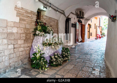 Eines der vielen Shires in den Straßen von Bari Vecchia. Stockfoto