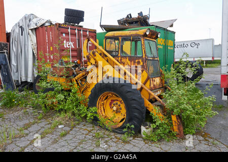 rostige alte gelbe Traktor, Finnland Stockfoto