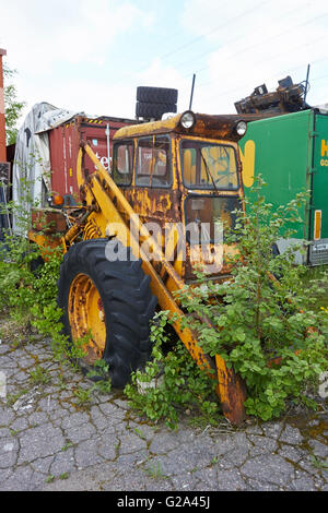 rostige alte gelbe Traktor, Finnland Stockfoto